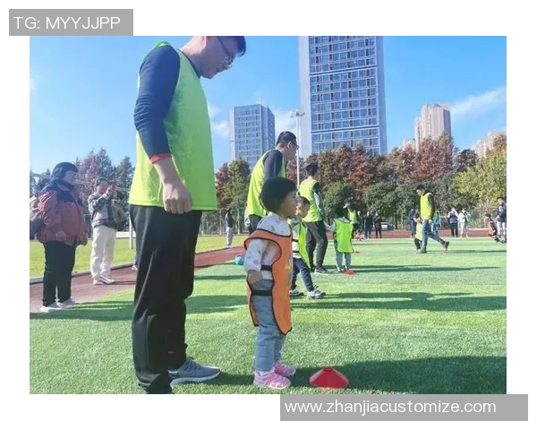 足球明星带孩子同框现身 温馨瞬间展现父爱与陪伴